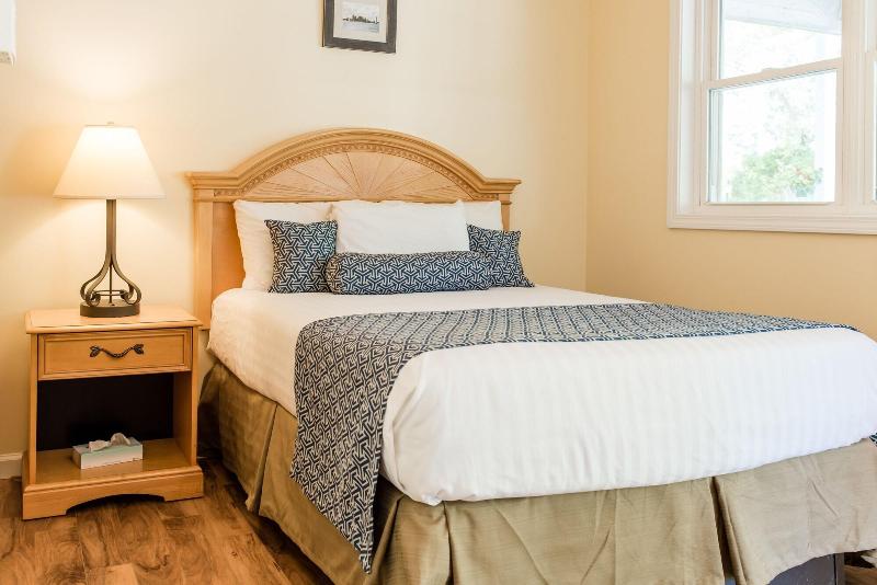 Capt.'s Inn & Suites image