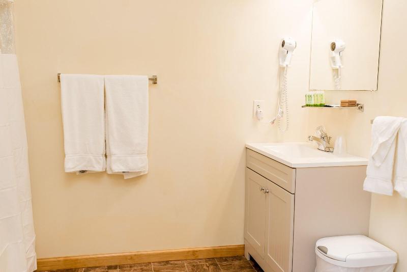 Capt.'s Inn & Suites image