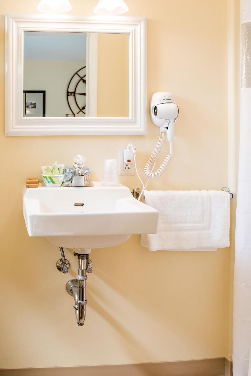 Capt.'s Inn & Suites image