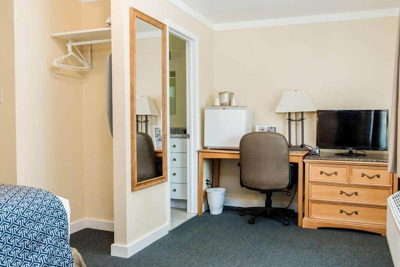 Capt.'s Inn & Suites image
