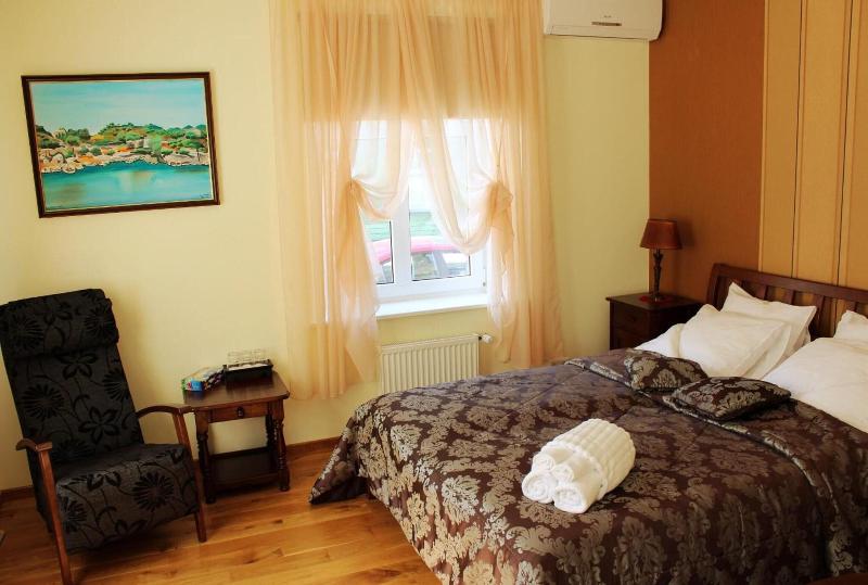 Embrace Guestrooms & Apartments image