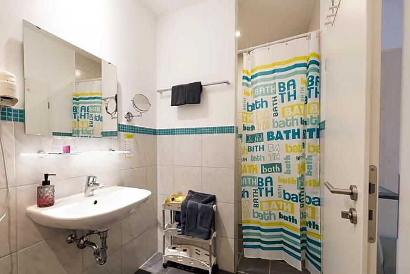 Hotel DAH-Inn image