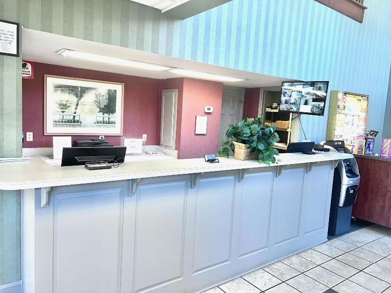Ocean Crest Inn And Suites