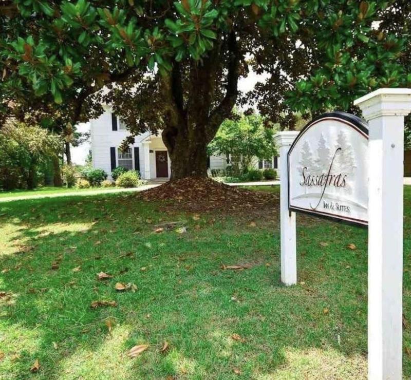 Sassafras Inn, Mena