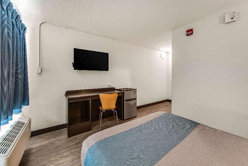 Motel 6 Fort Wayne, IN image