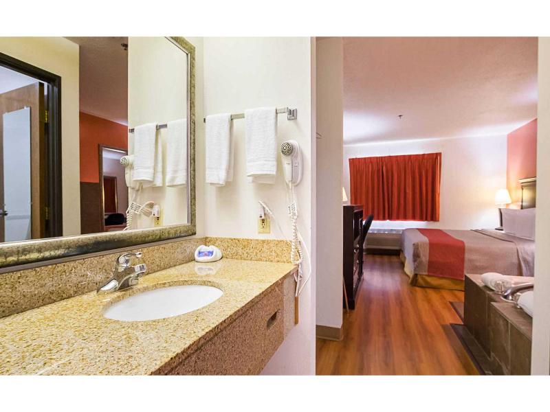 Motel 6 Waterloo, IA -Crossroads Mall -Cedar Falls image