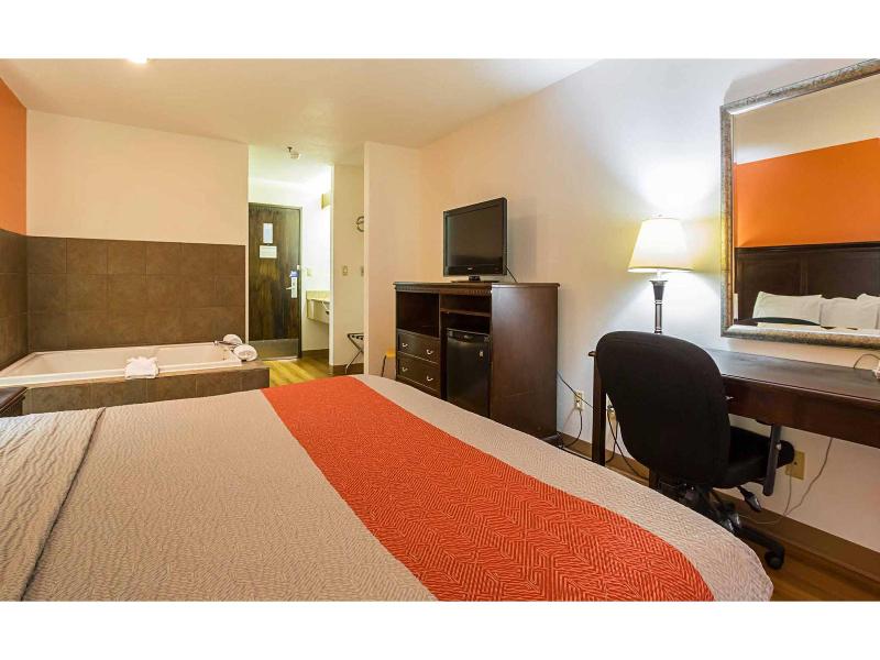 Motel 6 Waterloo, IA -Crossroads Mall -Cedar Falls image