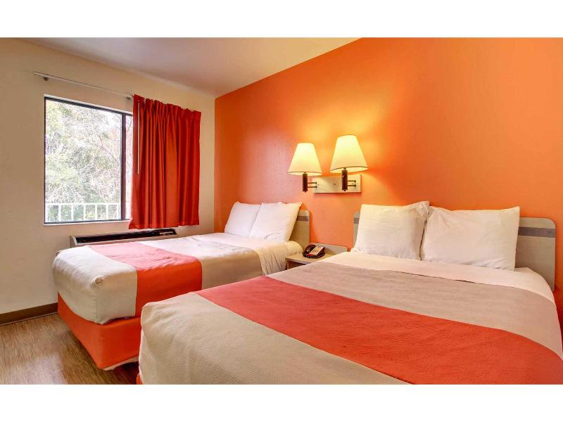 Motel 6 Des Moines, IA - North image