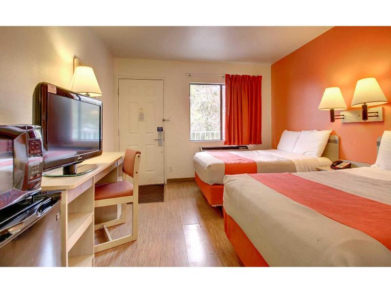 Motel 6 Des Moines, IA - North image