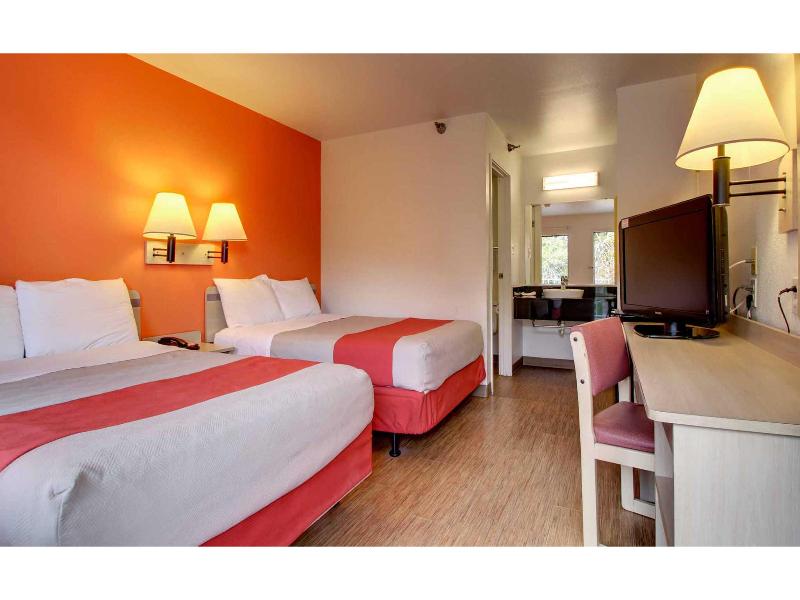 Motel 6 Des Moines, IA - North image