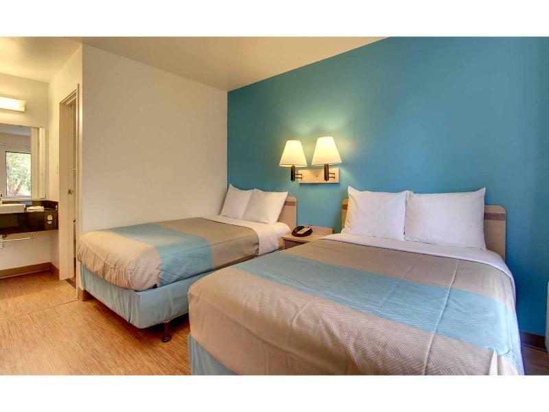 Motel 6 Des Moines, IA - North image