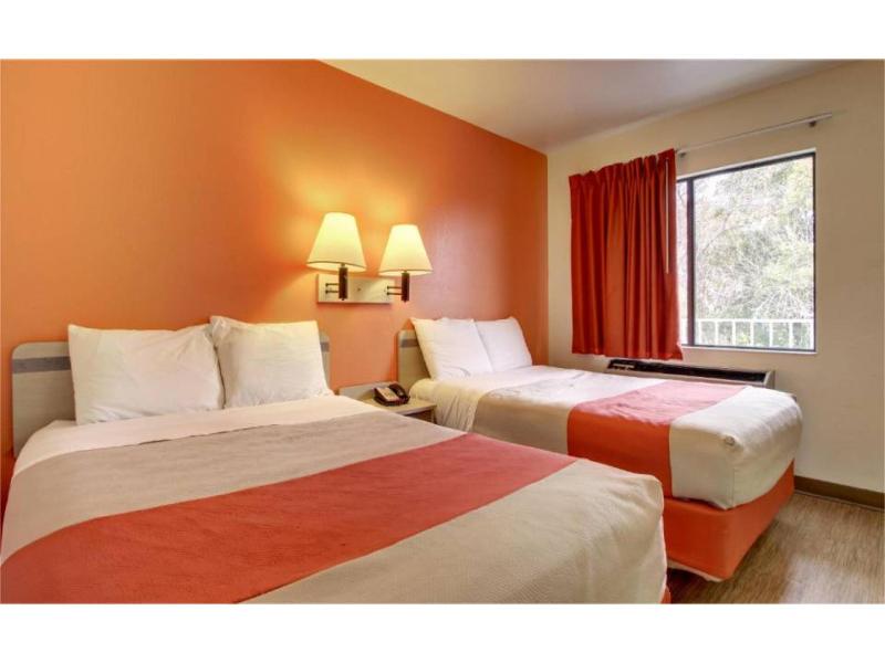 Motel 6 Des Moines, IA - North image