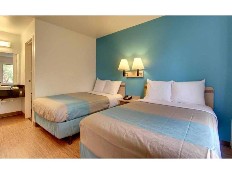 Motel 6 Des Moines, IA - North image