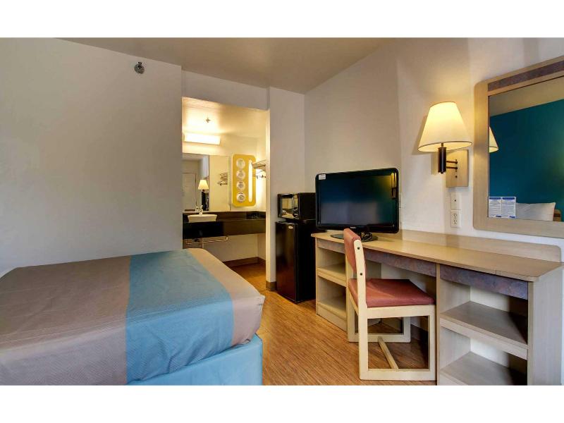 Motel 6 Des Moines, IA - North image