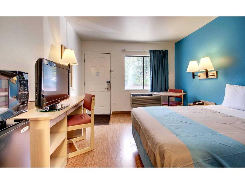 Motel 6 Des Moines, IA - North image