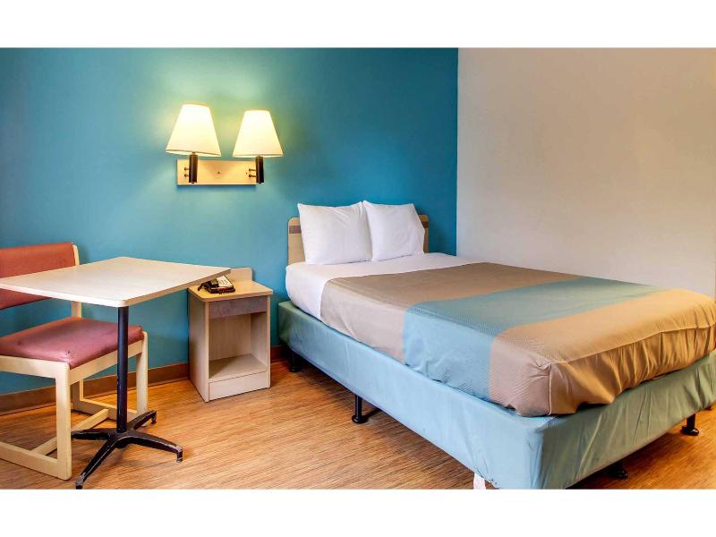 Motel 6 Des Moines, IA - North image