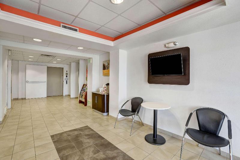 Howard Johnson by Wyndham Lemoore