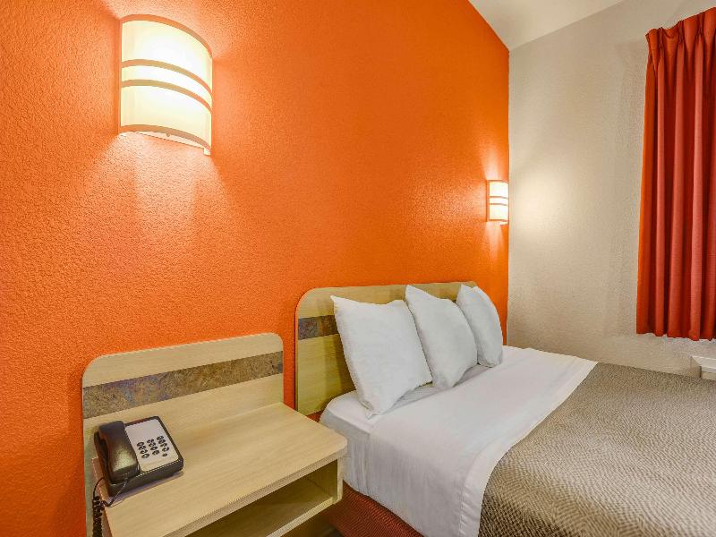 Howard Johnson by Wyndham Lemoore 5