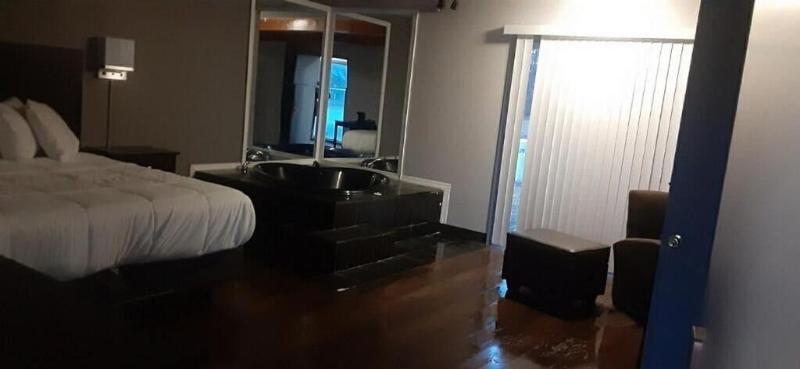Maplehurst Motel image