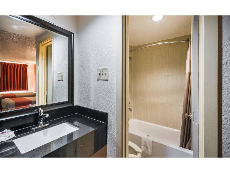 Motel 6 Houston, TX - Brookhollow image