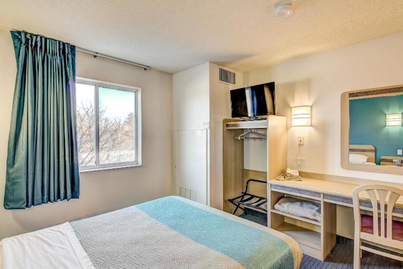 Econo Lodge Menomonie image