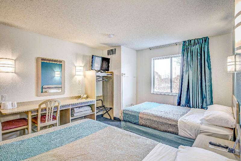 Econo Lodge Menomonie image