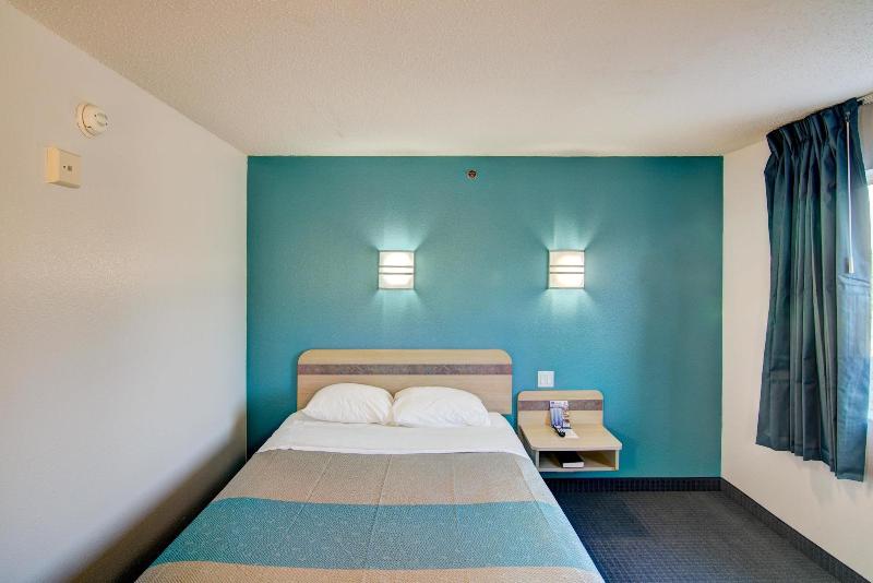 Econo Lodge Menomonie image