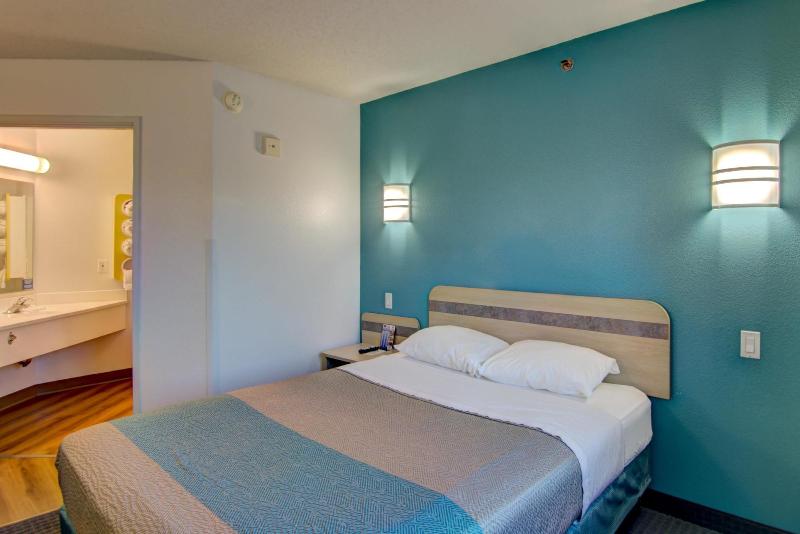 Econo Lodge Menomonie image