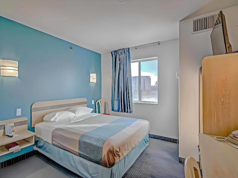 Econo Lodge Menomonie image