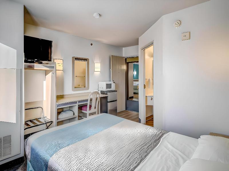Econo Lodge Menomonie image