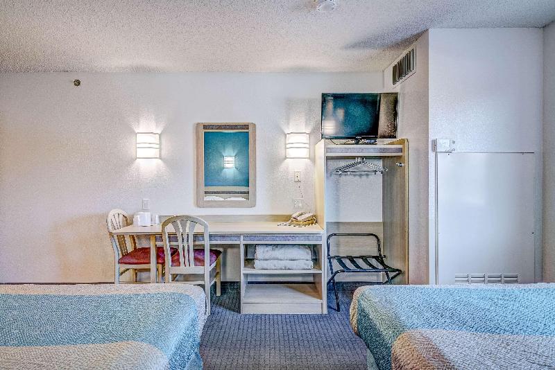 Econo Lodge Menomonie image