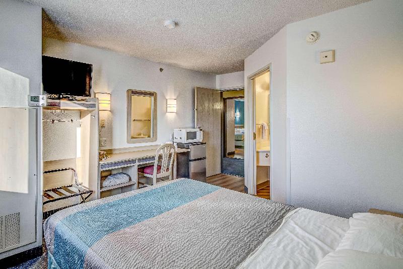 Econo Lodge Menomonie image
