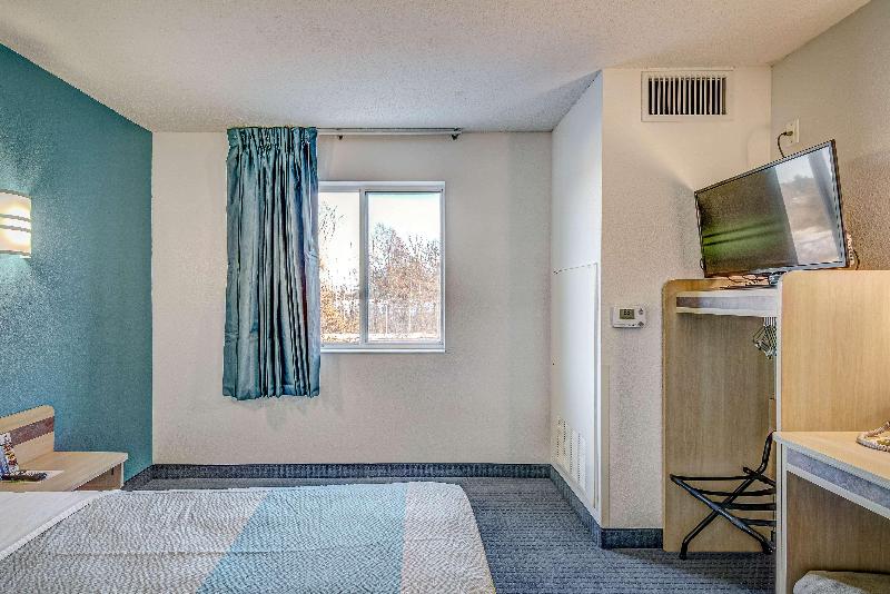 Econo Lodge Menomonie image