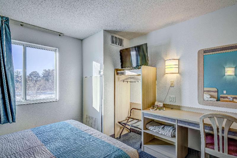 Econo Lodge Menomonie image