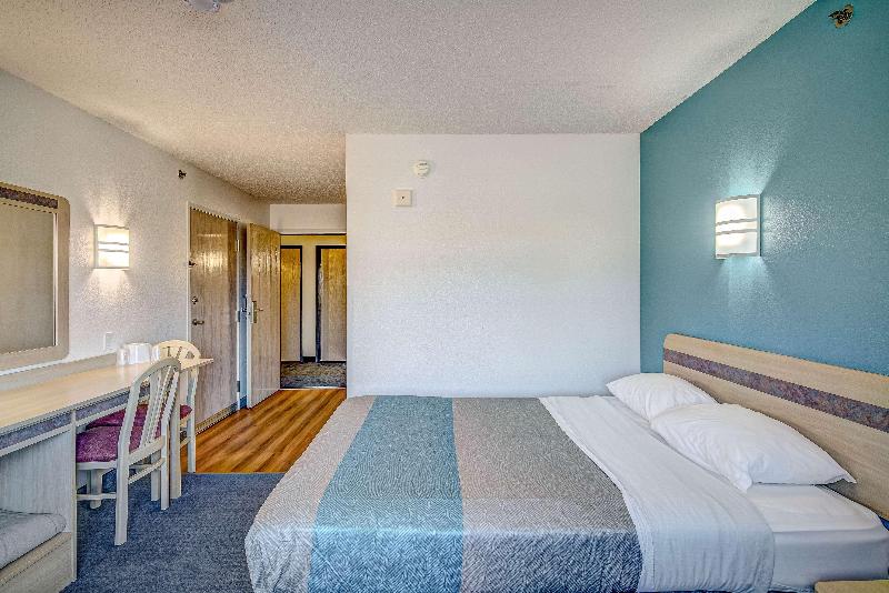 Econo Lodge Menomonie image