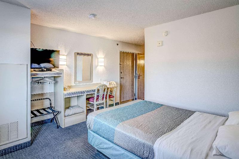 Econo Lodge Menomonie image