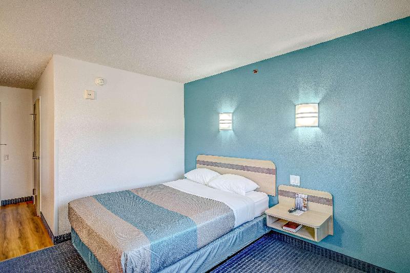 Econo Lodge Menomonie image