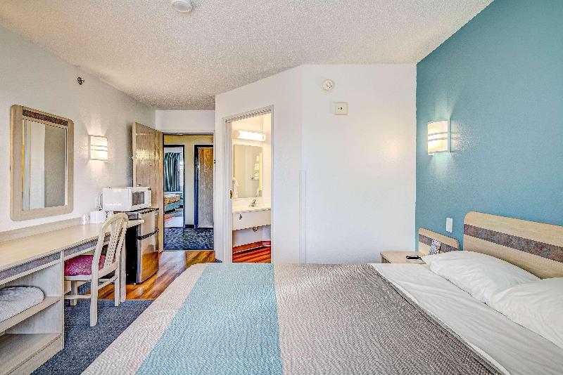 Econo Lodge Menomonie image