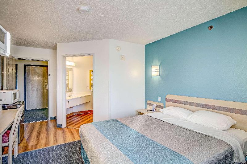 Econo Lodge Menomonie image