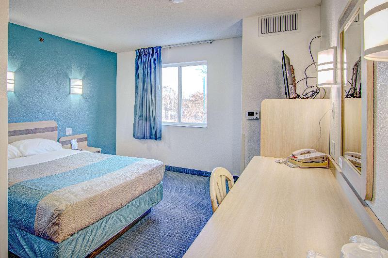 Econo Lodge Menomonie image