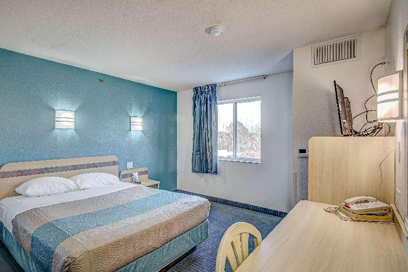 Econo Lodge Menomonie image
