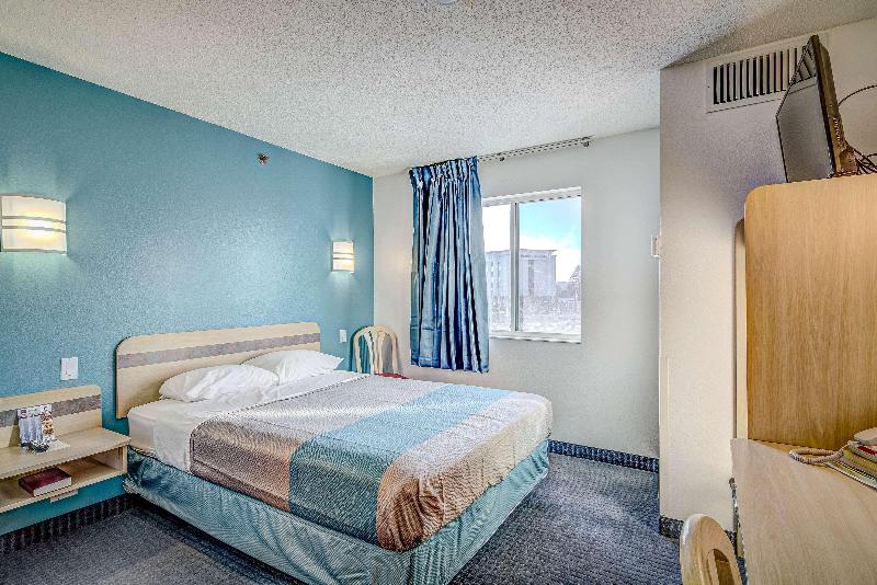 Econo Lodge Menomonie image