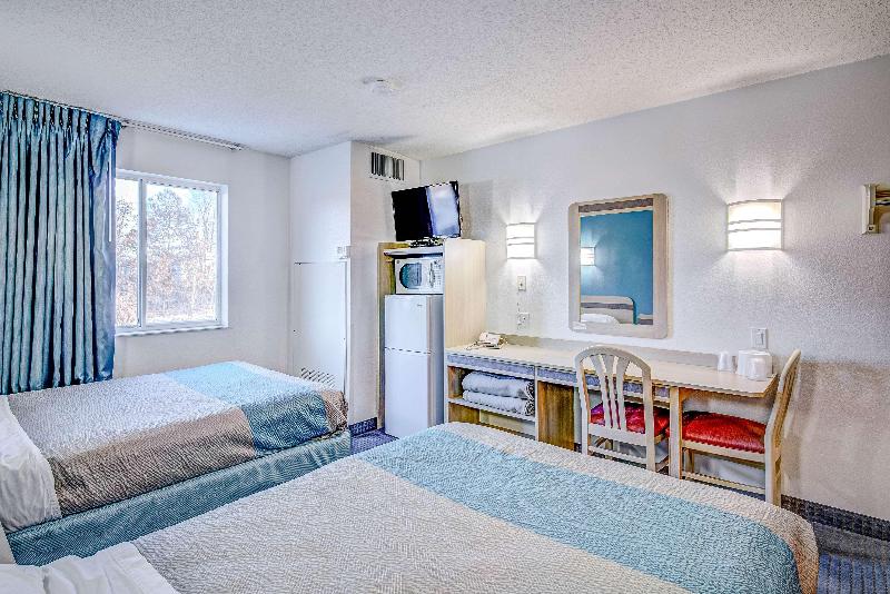 Econo Lodge Menomonie image