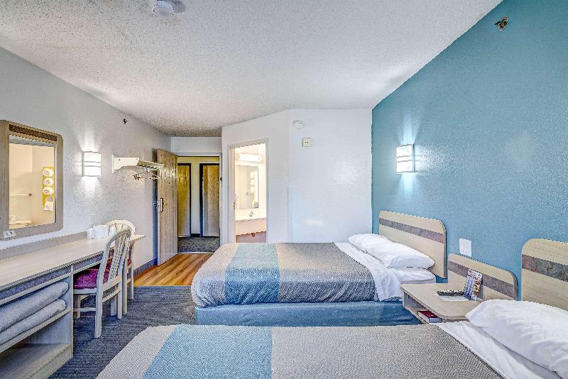 Econo Lodge Menomonie image