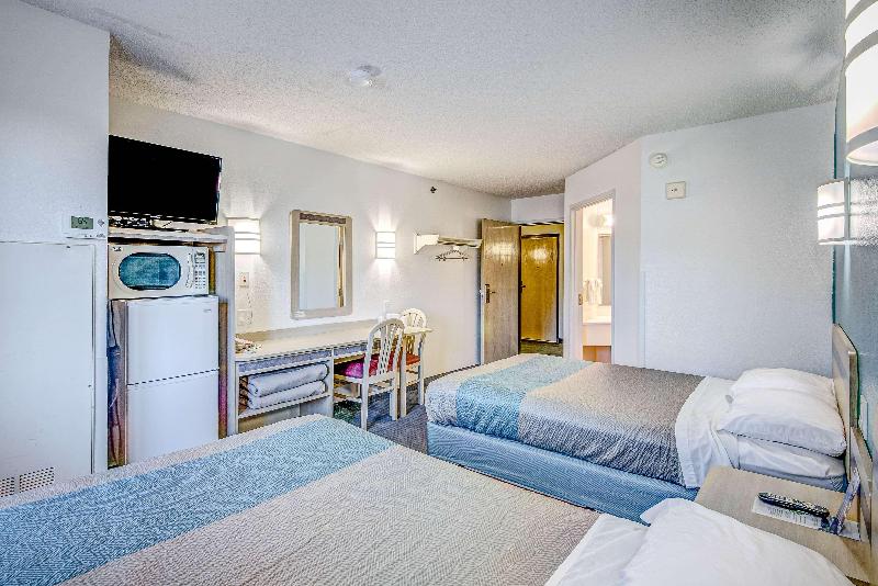 Econo Lodge Menomonie image