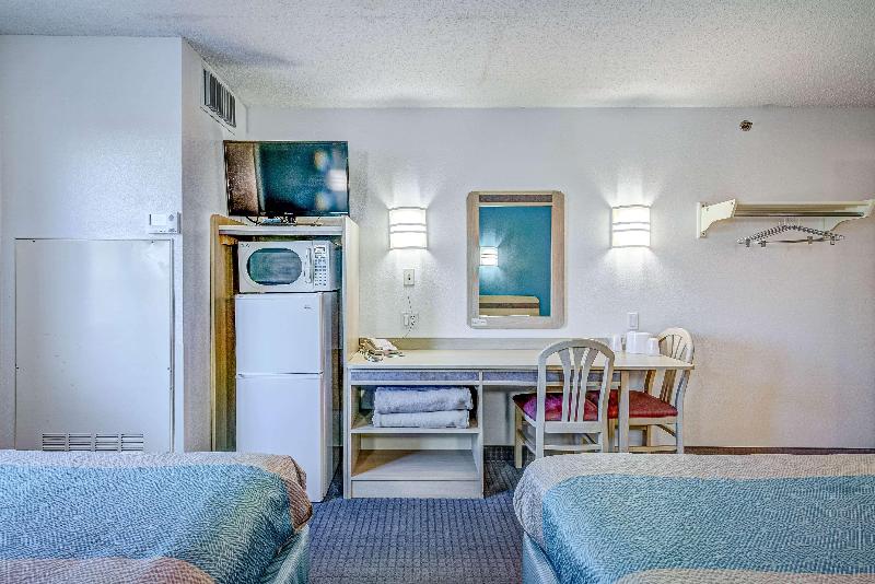 Econo Lodge Menomonie image