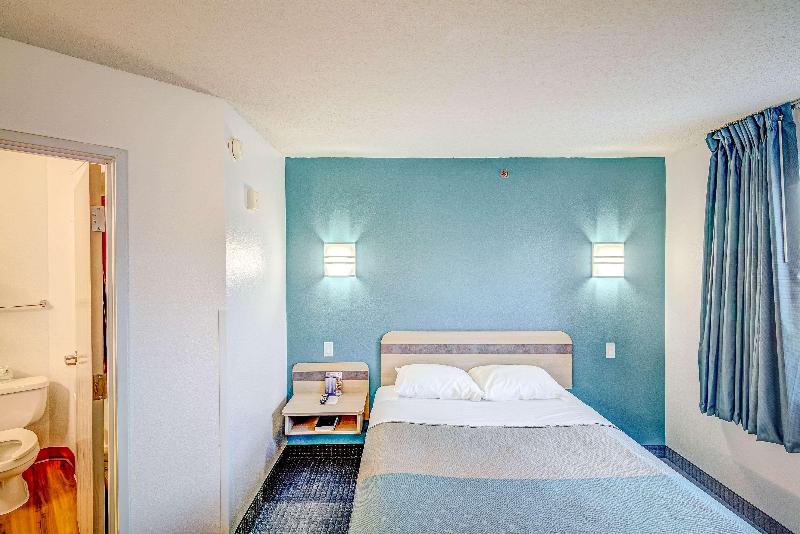 Econo Lodge Menomonie image