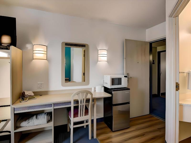 Econo Lodge Menomonie image