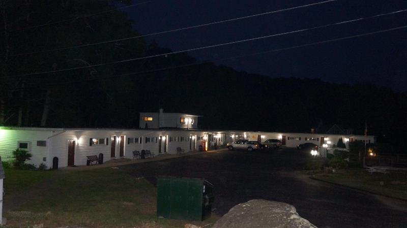 Oakdell Motel image