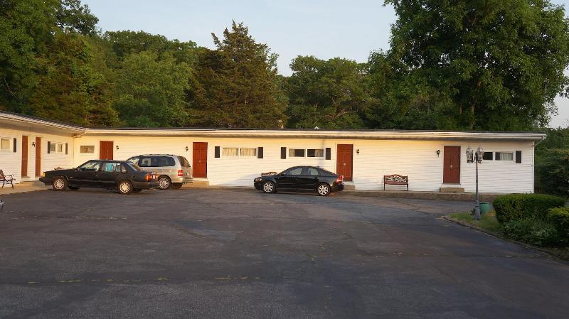 Oakdell Motel image